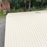 Dach eines Gebaeudes mit Firstblech flach Reinweiß RAL 9010