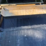 Verlegung einer EPDM-Dachbahn auf einem Holzdach mit DACHPROTECT Flächenkleber BlueTek, Gesamtansicht der Dachfläche