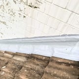 Dachziegel und Mauerwerk mit weißem Flüssigkunststoff abgedichtet