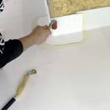 DACHPROTECT Form- & Abdeckband EPDM weiß, Verlegung um Holzkante mit Andruckrolle