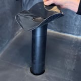 Garantie-Gully aus schwarzem EPDM, Hand fuehrt Gully in Oeffnung der Dachbahn ein