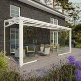 Glasschiebetüren Vorderseite RAL 9001, Breite 6,00 m, an einem Haus montiert