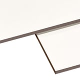 Detailansicht von zwei HPL Platten 6 mm Reinweiß, Kanten dunkelbraun, schräg übereinander