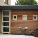 HPL Platten Anthrazitgrau als Fassade mit Holzverkleidung und Fenstern