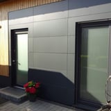 HPL Platte dunkelgrau 8 mm als Fassade mit Tür und Fenster, Anwendungsbeispiel
