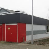 HPL Platte dunkelgrau 8 mm als Dachrandverkleidung auf einem Technikgebäude, Verlegung