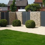 HPL Platten 8 mm Schieferoptik als Sichtschutzzaun kombiniert mit Gabionen