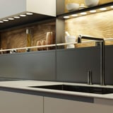 HPL Platte Innen 6 mm schwarz als Küchenrückwand in einer modernen Küche