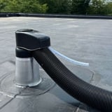 Kabeldurchführung DACHPROTECT Aluminium schwarz-silber mit angeschlossenem Kabelrohr