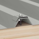 Kalotte Profil 18DR 20M Graualuminium mit Schraube auf Trapezblech montiert