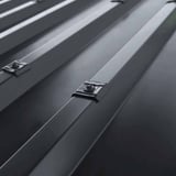 Mehrere graphitgraue Kalotten (RAL 7024) auf einem Trapezblech verlegt, Detailansicht