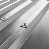 Mehrere Kalotten Profil 20/1100, Weißaluminium, auf einem Dach mit Trapezblechen montiert