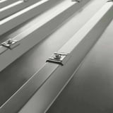 Kalotten Profil 20/1100 aus Aluminium Graualuminium RAL 9007 auf Trapezblech montiert, Detailansicht