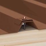 Kalotte Profil 33/500 nussbraun (RAL 8011) mit Schraube auf Trapezblech montiert, Seitenansicht
