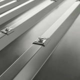 Mehrere Kalotten Profil 33/500 Graualuminium auf einem Trapezblech montiert, schraege Ansicht