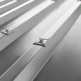 Verlegte Kalotten Profil 45/1000 Weißaluminium RAL 9006 auf einem Dach aus Trapezblech