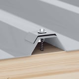 Kalotte Profil 45/333M in Fenstergrau (RAL 7040) auf Trapezblech mit Schraube und Holzunterkonstruktion