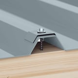 Kalotte Profil 45/333M aus Aluminium, Fehgrau RAL 7000, auf Trapezblech verschraubt