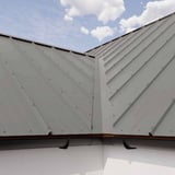 Verlegung von Kehlblech Graualuminium RAL 9007 auf einem Dach mit Trapezblechen