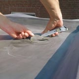 Klebe-Gully Montage: Oeffnung in EPDM-Dachbahn mit Cuttermesser ausschneiden