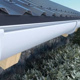 Weiße PVC-Dachrinne mit Konsolrinnenhaltern an einem Dach mit Trapezblech