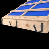 Zwei Konsolrinnenhalter aus anthrazitgrauem Stahl an einer Holzkonstruktion, Montageansicht