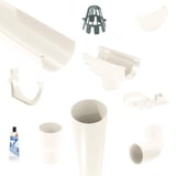 Alle Komponenten des weißen Plastmo PVC Dachrinnen Sparpakets, freigestellt