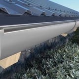 Graphit PVC Dachrinne am Dach montiert, mit Holzsparren und Begruenung