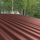 Braune ReWell Kunststoff Profilplatten 94/34 auf einem Dach verlegt, mit sichtbaren Befestigungsschrauben