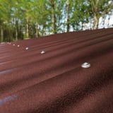 Detailansicht der Befestigungsschrauben auf der braunen ReWell Kunststoff Profilplatte 94/34