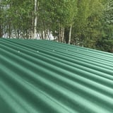 Grüne ReWell Kunststoff Profilplatten 94/34 auf einem Dach mit sichtbaren Schrauben