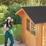 Scobanit light Kunststoff Profilplatte 76/18, schwarz auf einem Gartenhausdach, Frau mit Giesskanne
