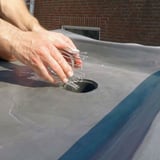 Laubfang aus Stahl, silber-metallic, wird in Dachablauf eingesetzt, Montage