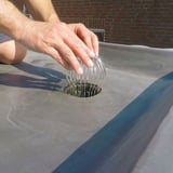 Laubfang aus Stahl, silber-metallic, in Dachablauf eingesetzt, Montage