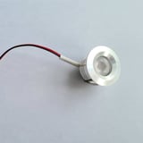 Detailansicht eines blanken LED Extra Spots aus Aluminium mit Anschlusskabel