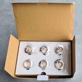 Sechs blanke LED Leuchten des Starter Sets in Kartonverpackung, von oben gesehen