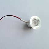 Detailansicht einer einzelnen blanken LED Leuchte des Starter Sets, ausgeschaltet
