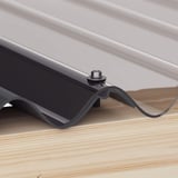 Master-Plug Schraube montiert auf Wellblech und Lichtplatte mit Holzunterkonstruktion