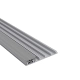 Mendiger Rand-Unterprofil aus blankem Aluminium, schraeg von oben mit geriffelter Oberflaeche