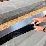 Montage des Nahtbands EPDM schwarz 0,75 mm auf einer Dachbahn