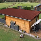 Gartenhaus mit rotbraunem Dach aus Weckman Dachblechen und Ortgangwinkeln, Gesamtansicht