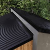 Dachlängsseite eines Daches mit Ortgangwinkel Tiefschwarz RAL 9005, Verlegung am Dach
