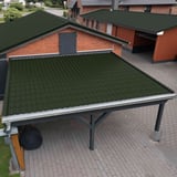Pfannenblech 2/1060 Chromoxidgrün auf dem Dach eines Carports, Anwendungsbeispiel