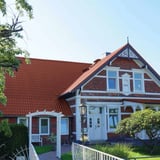 Pfannenblech 2/1060 rotbraun auf dem Dach eines historischen Backsteinhauses