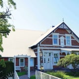 Pfannenblech Reinweiß RAL 9010 auf einem historischen Backsteinhaus, Anwendungsbeispiel