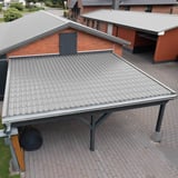 Carportdach aus Pfannenblech 2/1060 in Graualuminium (RAL 9007) am Wohnhaus