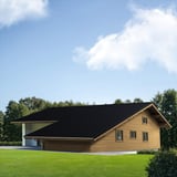 Pfannenblech 2/1060 Tiefschwarz auf dem Dach eines Holzhauses, Anwendungsbeispiel