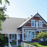 Pfannenblech Aluminium Weißaluminium RAL 9006 auf dem Dach eines historischen Backsteinhauses