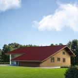 Pfannenblech 2/1060 weinrot auf einem Holzhaus mit Garage, Verlegung am Dach