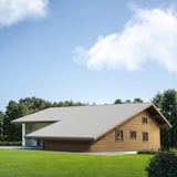 Pfannenblech 2/1060 Lichtgrau RAL 7035 auf einem Holzhaus mit Carport, Verlegung